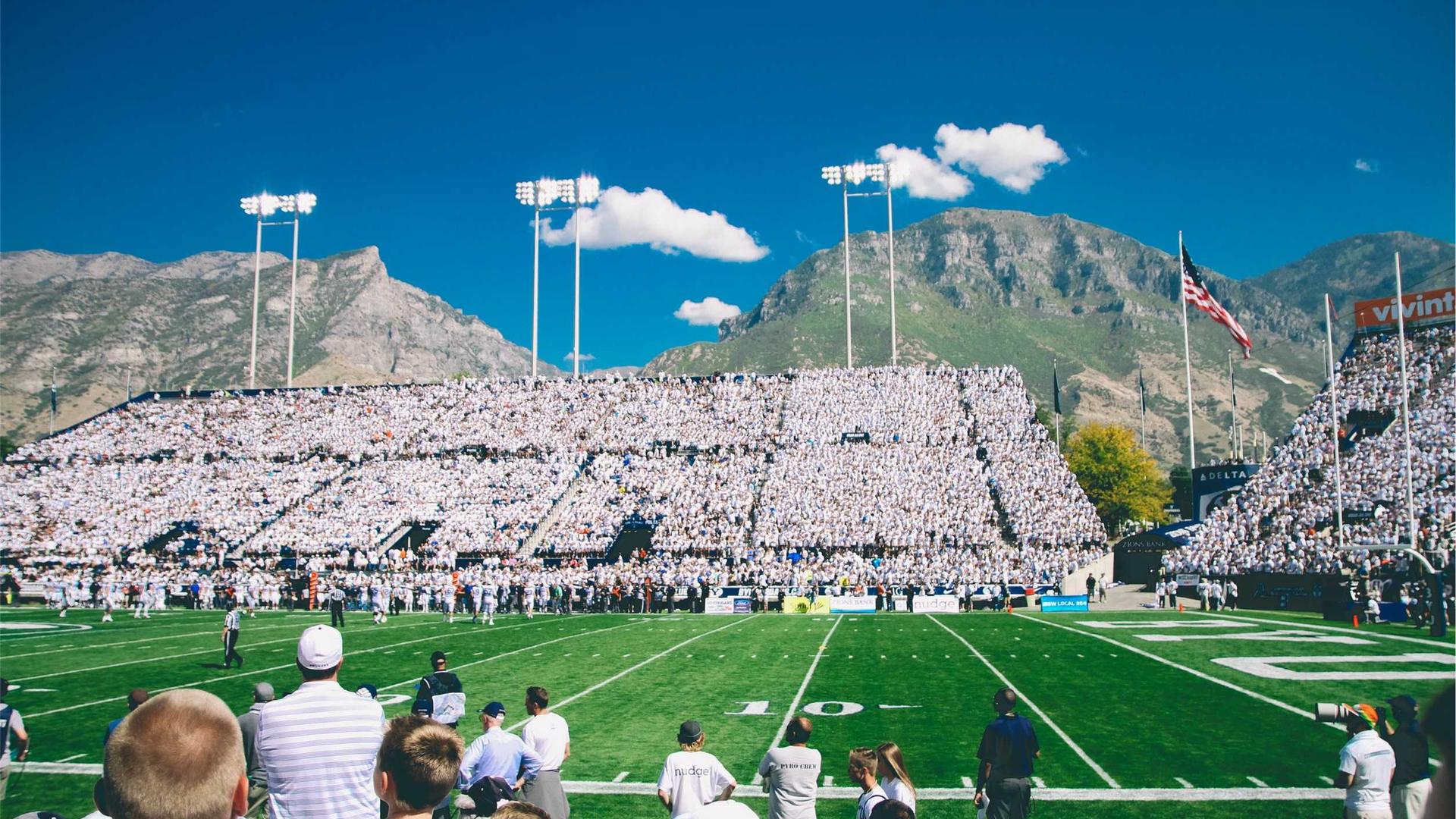 Mesa de escritório elegante com livros jurídicos
