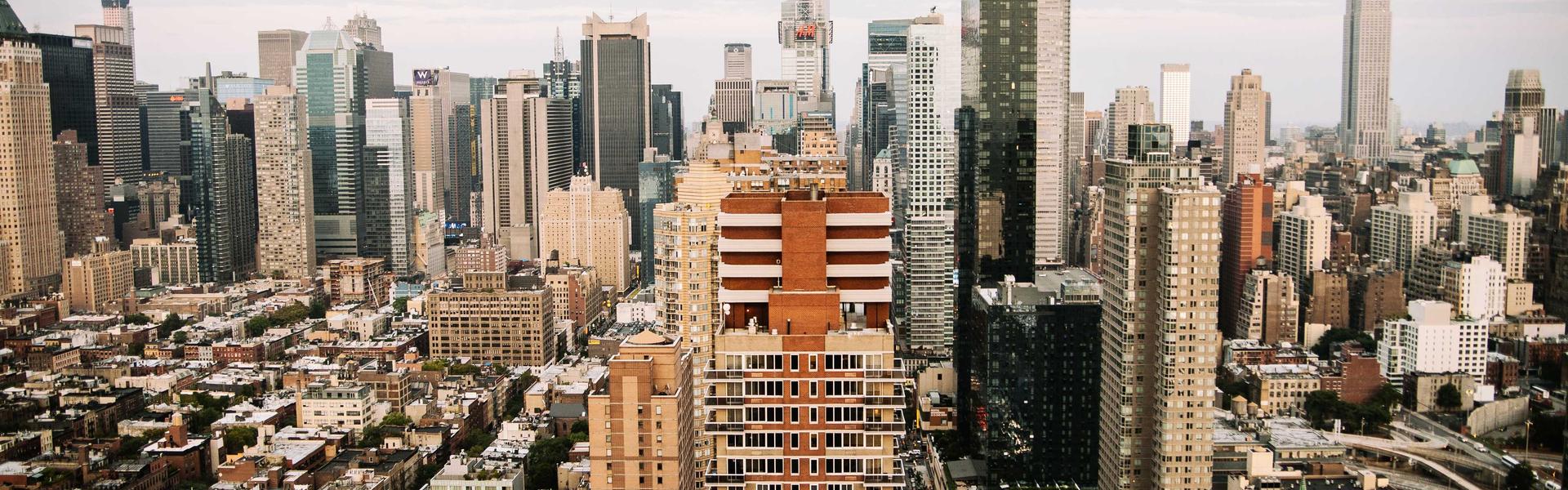 Pessoa sendo orientada, atendimento humanizado, aposentadoria